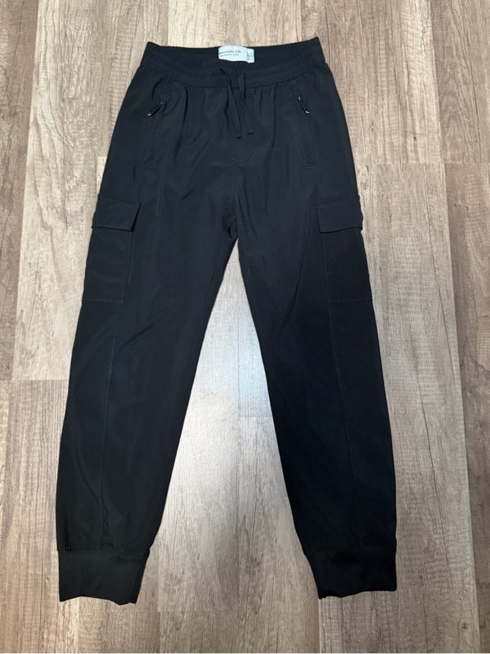 Abercrombie Kids Performance Cargo Jogger in Black, Size 7/8